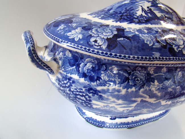 A lovely 19th century WEDGWOOD covered tureen in the 'Landscape' pattern circa 1840 — image 3